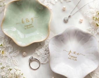 Plato para anillo de compromiso con inicial grabada, bandeja de cerámica personalizada para joyas, soporte para pendientes personalizado con nombre, regalo para propuesta de dama de honor.