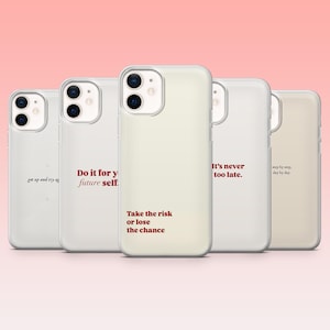 Peut inclure: Cinq coques de téléphone avec des citations inspirantes. Les coques sont blanches et crème, avec des citations en bordeaux. Les citations incluent : "get up and try ag", "Do it for your future self", "Take the risk or lose the chance", "It's never too late", et "step by step, day by day."