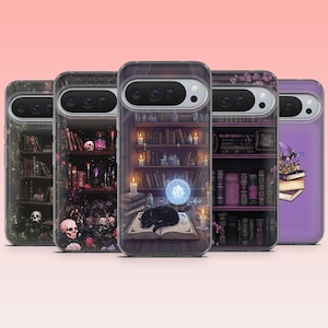 Könnte beinhalten: Eine Sammlung von Handyhüllen mit Fantasy-Illustrationen. Die Designs zeigen ein Bücherregal mit Kerzen, eine Kristallkugel, eine schwarze Katze, Totenköpfe und einen Hexenhut. Die Hüllen haben verschiedene Farben, darunter Lila, Schwarz und Braun.