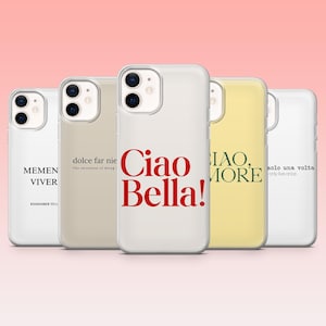 Op de afbeelding: Een verzameling telefoonhoesjes in verschillende kleuren, elk met een uniek ontwerp. Eén hoesje toont de woorden "Ciao Bella!" in het rood, terwijl andere zinnen als "Memento Viver" en "dolce far niente" tonen.