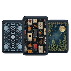 Puede incluir: Tres fundas azul oscuro con diferentes diseños. Una presenta las fases de la luna, otra tiene cartas del tarot y la tercera representa una escena de bosque nocturno con luna llena. Las fundas son probablemente para un lector electrónico o una tableta.