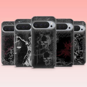 Könnte beinhalten: Fünf schwarze Handyhüllen mit gotischen Designs. Die Motive zeigen Schädel, Kreuze und eine Figur mit Waage, vor dem Hintergrund von handgeschriebenen Schriftzügen. Präsentiert auf einem rosa Hintergrund.