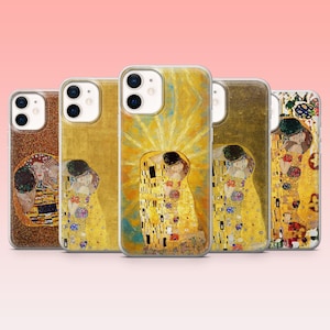 Könnte beinhalten: Fünf Handyhüllen mit Kunstwerken von Gustav Klimt, darunter "Der Kuss". Die Hüllen zeigen Gold-, Gelb- und Brauntöne, wobei das Kunstwerk in verschiedenen Stilen dargestellt wird. Die Hüllen sind vor einem rosa Hintergrund angeordnet.