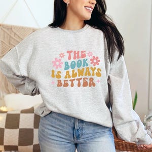 The Book is Always Better Sweatshirt ras du cou lecture livre livre Sweatshirt rétro amateur de livres chemise bibliothécaire cadeau bibliothécaire cadeau amateur de livres