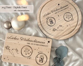 Op de afbeelding: Twee houten serveerplanken met gegraveerde ontwerpen. Eén is rond, de andere rechthoekig. Beide hebben de tekst "Lieber Weihnachtsmann" en illustraties van een wortel, een peperkoekmannetje en een melkpak. De planken zijn lichtbruin.