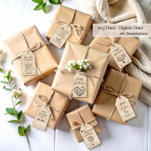 May include: A collection of wrapped gifts in brown paper, secured with twine and wooden tags. The tags display messages and floral illustrations. Some gifts are decorated with small white flowers. The image includes the text: ".svg Datei - Digitale Datei inkl. Gewerbelizenz."