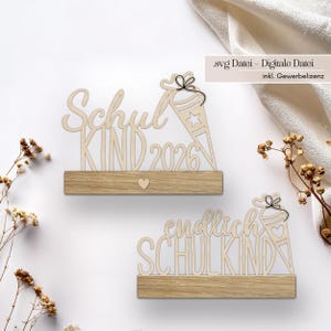 Könnte beinhalten: Schul-Dekorationen aus Holz. Eines zeigt "Schul Kind 2026" mit einem Schultüten-Design. Das andere sagt "endlich SCHULKIND". Beide stehen auf Holzsockeln mit Herzdetails. Der Text ".svg Datei - Digitale Datei inkl. Gewerbelizenz" ist ebenfalls sichtbar.