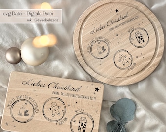 Op de afbeelding: Twee houten serveerplanken met gegraveerde ontwerpen. Eén is rechthoekig, de andere rond. Beide hebben de tekst "Liebes Christkind" en illustraties van een kaars, een peperkoekmannetje en een melkpak. De planken zijn lichtbruin.
