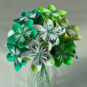 Bouquet di fiori di carta origami in tonalità di verde