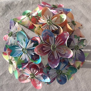 Bouquet di fiori di carta origami con motivi floreali