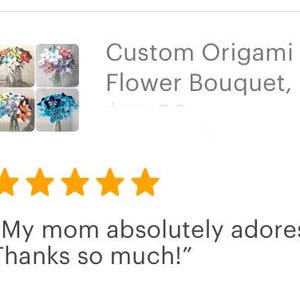 Puede incluir: Imagen de un ramo de flores de origami personalizado con cuatro ejemplos de ramos de diferentes colores. El texto dice: "A mi madre le encantan. &iexcl;Muchas gracias!" con cinco estrellas doradas.