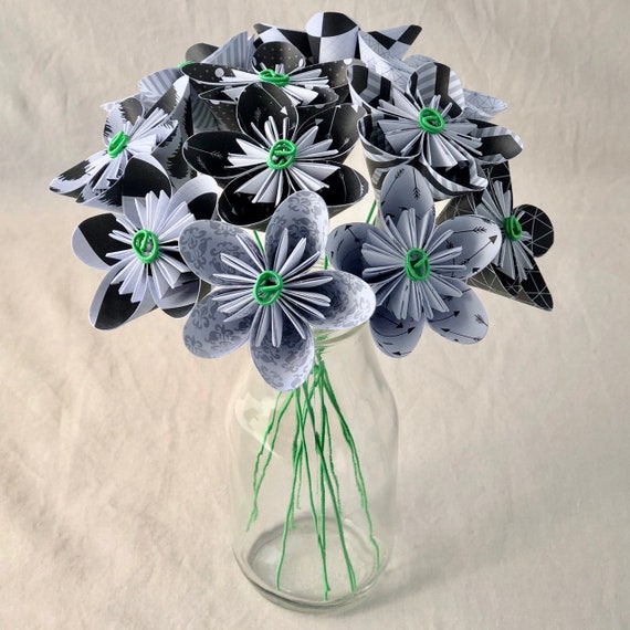 Schwarz Weißer Origami Blumenstrauß | Handgemachte Papierblumen, Modernes Wohndekor