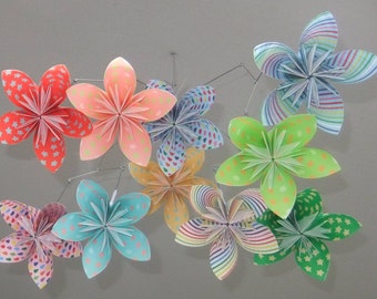 Fleurs d’origami mobiles pour bébés dans des papiers arc-en-ciel fantaisistes
