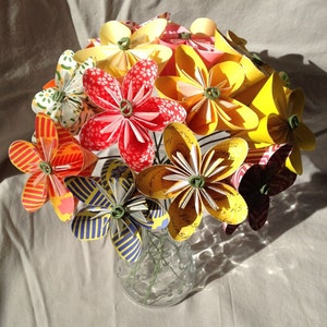 Bouquet di fiori di carta origami nei colori del sole
