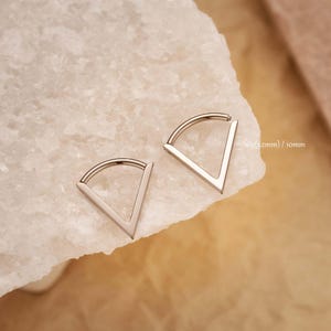 Anel de septo em forma de V de aço inoxidável 16G/argola em forma de triângulo/piercing de septo/clique de segmento articulado/cartilagem/hélice/brinco/argola minimalista