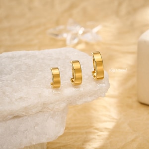 Könnte beinhalten: Drei goldfarbene Creolen in verschiedenen Größen, 8mm, 10mm und 12mm, werden gezeigt. Die Ohrringe haben eine polierte Oberfläche und ein schlichtes Design. Das Bild ist vor einem neutralen Hintergrund.