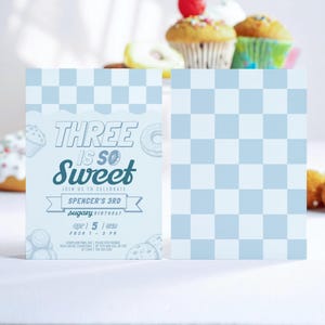Puede incluir: Una invitación de cumpleaños a cuadros azul claro y blanco con el texto "THREE IS SO SWEET" y "SPENCER'S 3RD sugary BIRTHDAY". La invitación incluye ilustraciones de cupcakes y rosquillas.