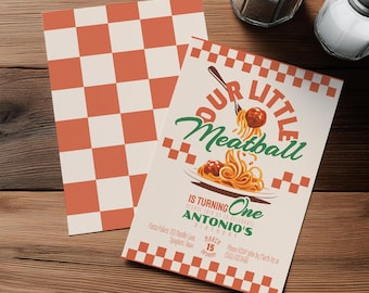 Może przedstawiać: Zaproszenie urodzinowe w stylu retro. Zaproszenie zawiera tekst "Our Little Meatball" i "Is Turning One" z grafiką spaghetti i klopsików. Tło jest kremowe z pomarańczowymi i białymi kratowanymi obramowaniami.