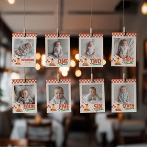 Può includere: Una serie di otto stampe fotografiche di pietre miliari per bambini sospese con clip. Ogni stampa presenta una foto del bambino e il testo che indica l'età del bambino in mesi, da "Neonato" a "Sette mesi". Le stampe hanno un bordo a scacchi rosso e bianco.