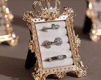Gold Krönchen Ring Halter: Vegan Wildleder Schmuck Display Rahmen