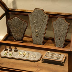 Portable Jewelry Display for Boutique Booth Necklace Stand Ring Cone Holder Wood Tray Showcase Prop Exhibition Tabletop Organizer Fair Decor