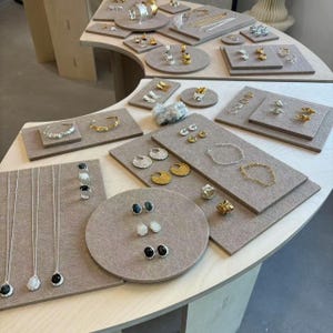 Expositor de joyas de fieltro beige: organizador de anillos, pendientes y collares
