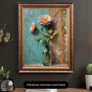 Peut inclure: Une peinture vintage d'un bouquet de fleurs roses et jaunes dans un vase en verre. Les fleurs sont disposées sur un fond de mur texturé bleu et brun. La peinture est encadrée d'un cadre doré.