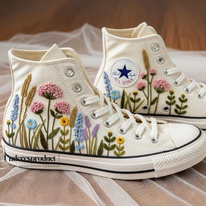 Fleurs sauvages brodées à la main, chaussures montantes Converse Chuck Taylor des années 1970 pour mariage