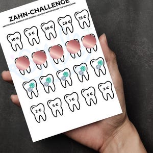 May include: A white sheet of paper with the text "ZAHN-CHALLENGE" and "ABSTREICHEN, RUBBELN UND WÜRFEL DICH ZUM NOTGROSCHEN FÜR DEINE ZÄHNE". The paper is divided into a grid of 18 teeth, each with a different amount of money written on it. The teeth are outlined in black and have a white interior. Some of the teeth have a pink or green sticker on them.