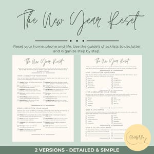 Puede incluir: Dos listas de verificación imprimibles para un reinicio de Año Nuevo. Las listas de verificación se titulan "The New Year Reset" e incluyen pasos para ordenar tu hogar, teléfono y vida. Las listas de verificación están en un estilo simple y minimalista con un fondo gris claro y texto negro.