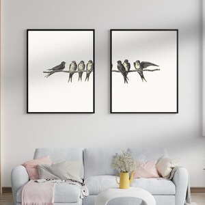 Pode incluir: Duas impressões emolduradas com ilustrações detalhadas de pássaros empoleirados em um galho. Os pássaros são retratados em preto e branco, com poses variadas. A obra de arte é definida em um fundo neutro, criando uma estética clássica e elegante.