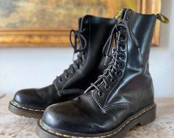 Dr. Martens 10-Eye 1490 Svarta Släta Läderstövlar Storlek Dam US 8
