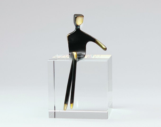 Dad 2, Male bronze figure with arm, for build your family a la carte. Start with the dad figure.