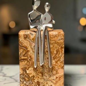Scultura minimalista di coppia in argento su base in travertino, statuetta artistica moderna ideale come regalo per l'ottavo o il venticinquesimo anniversario.