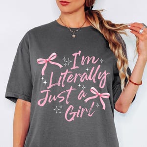 I&#39;m Letterally Just A Girl PNG flirtstrik trendy girly png-ontwerp, roze lint sublimatie meisjesjaren baddie png populair png-ontwerp DTF