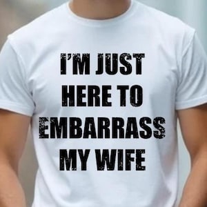 Solo estoy aquí para avergonzar a mi esposa SVG Cita divertida Descarada Sarcástica PNG Snarky Sarcastic SVG para Cricut, SVG