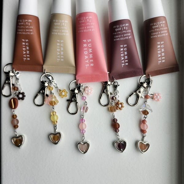 Mini bálsamo labial Summer Fridays, llaveros y charms, el regalo perfecto