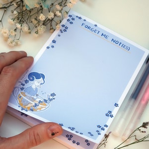 Notizblock A6 – „Forget me Not(es)“ | Original Character Horny | Teetasse & Vergissmeinnicht | Süßer Schreibblock | Kawaii Notepad