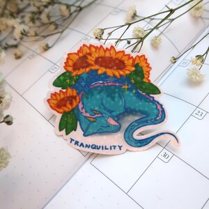 Holo Sticker Drache – Tranquility | Fantasy Schlafdrache | Sonnenblumen | Self Care Vinyl Aufkleber | Achtsamkeit Deko | calm dragon