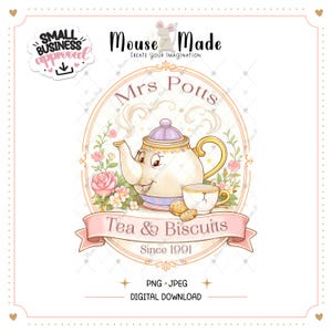 Puede incluir: Una ilustración digital que muestra una tetera con cara, una taza de té y galletas dentro de un marco ovalado. El texto dice Mouse Made, Mrs Potts, Tea & Biscuits, Since 1991, Small Business Approved, PNG, JPEG y Digital Download.