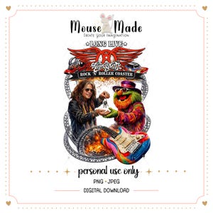 Può includere: Grafica digitale scaricabile con Rock 'N' Roller Coaster degli Aerosmith. L'immagine include un cartone animato di Steven Tyler che consegna le chiavi a un personaggio colorato simile a un Muppet. Il testo recita "Mouse Made" e "Long Live". L'immagine include anche una chitarra colorata.