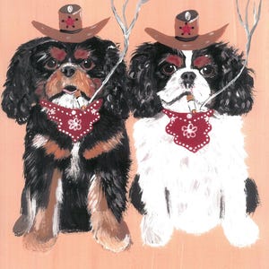 Könnte beinhalten: Ein skurriles Gemälde von zwei Cavalier King Charles Spaniels. Jeder Hund trägt einen braunen Cowboyhut mit rotem Stern und ein rotes Halstuch mit weißen Punkten. Einer ist schwarz, braun und weiß, der andere schwarz und weiß, und sie scheinen zu rauchen.