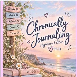 Op de afbeelding: Een journal-omslag getiteld Chronically Journaling Hypopara Edition 2027 met een kustzonsondergang, een stapel van drie pastelkleurige boeken met een hartvormige bedel, een koffiemok en een houten wegwijzer met de woorden Breathe, Adjust, Advocate, Survive, Thrive.