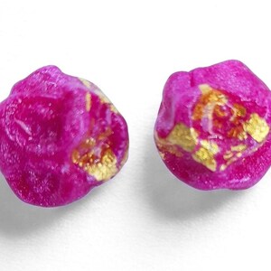 Puede incluir: Una taza de cerámica blanca con un asa negra y el texto "But First, Coffee" en negro, con una fuente de estilo manuscrito. La taza está sobre una superficie blanca.