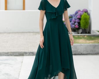 Vestido verde de gasa con escote en V y vuelo: dobladillo asimétrico, ideal para fiestas de verano.