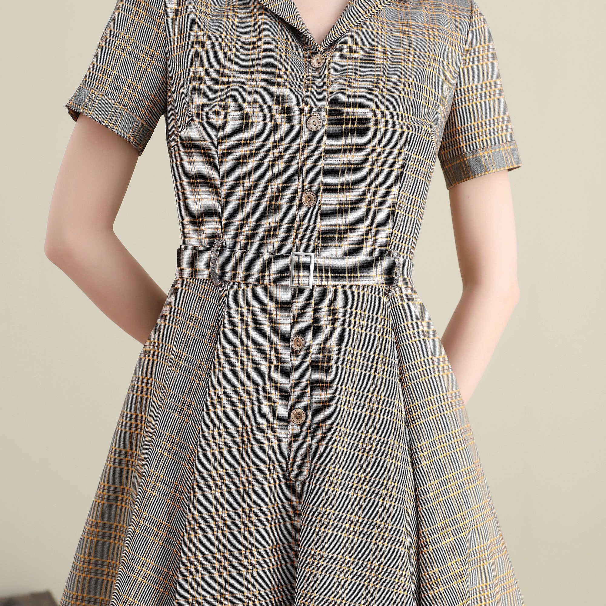 Short-sleeved plaid dress with fitted high-waist button decoration