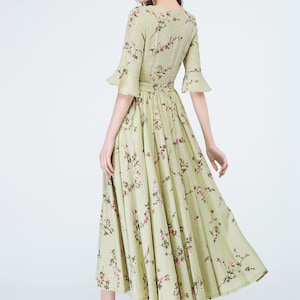Peut inclure: Robe &agrave; imprim&eacute; floral vert clair avec un d&eacute;collet&eacute; en V et des manches &eacute;vas&eacute;es. La robe pr&eacute;sente une taille cintr&eacute;e et une jupe fluide. Le mod&egrave;le porte des talons hauts blancs. La robe est de longueur midi.