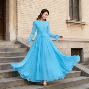 Puede incluir: Juego de tres tazas de cer&aacute;mica con acabado mate moteado. Las tazas son de color crema, gris claro y gris oscuro. Cada taza tiene un dise&ntilde;o simple y minimalista.