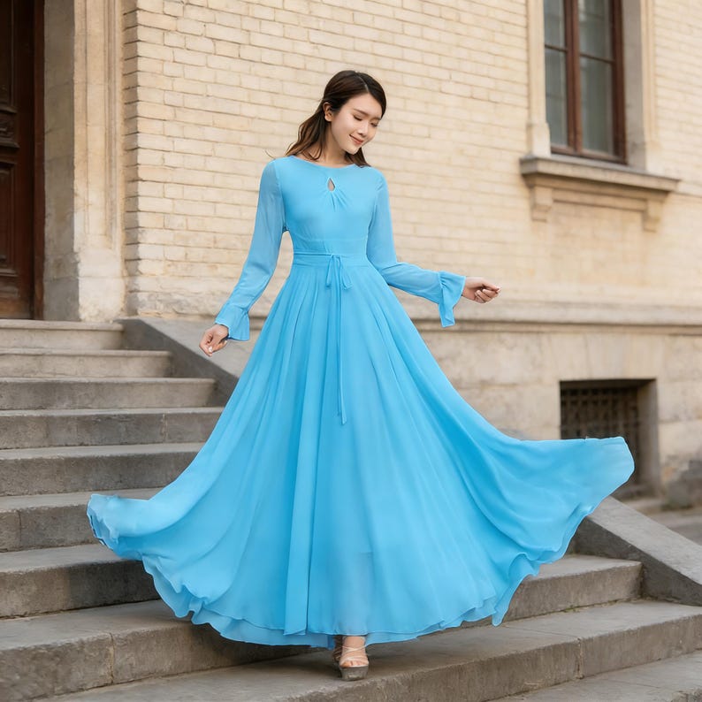 Puede incluir: Juego de tres tazas de cer&aacute;mica con acabado mate moteado. Las tazas son de color crema, gris claro y gris oscuro. Cada taza tiene un dise&ntilde;o simple y minimalista.