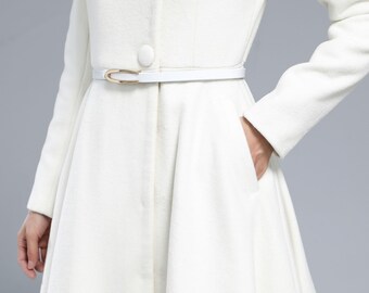 ホワイトウールプリンセスコート：エレガントなフィット＆フレアの冬